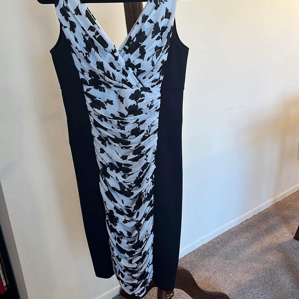 White House Black Market Instantly Slimming White and Black Pattern Dress size 8